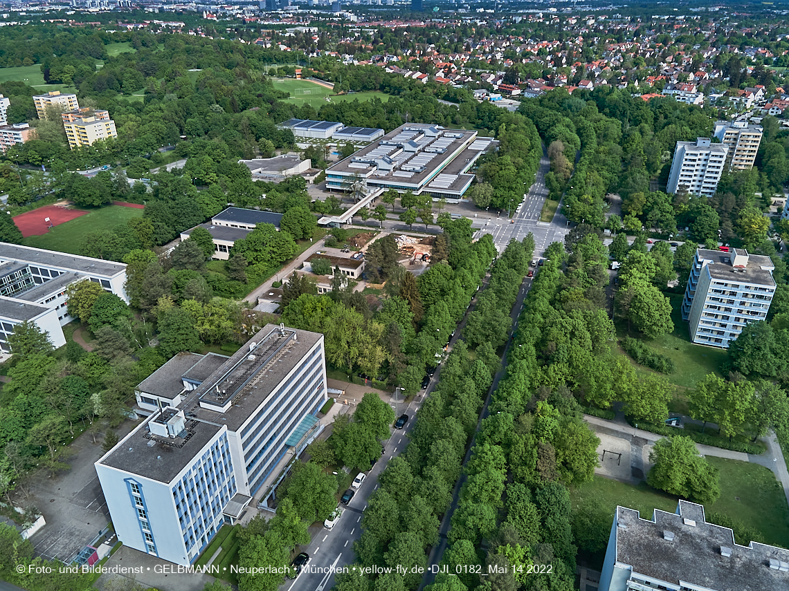 14.05.2022 - Luftbilder von der Baustelle Haus für Kinder in Neuperlach